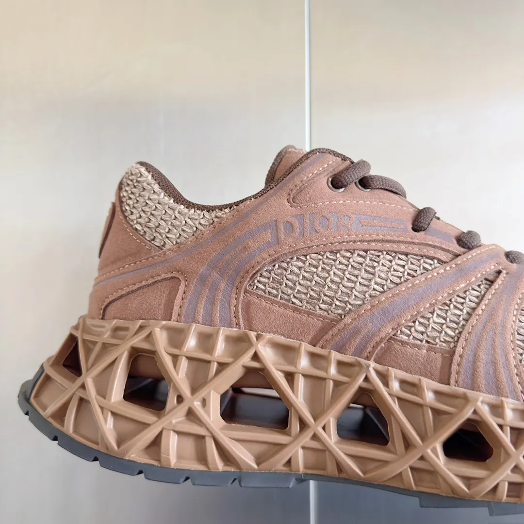 【DIOR】P:800💰 Men's 39-44. (Male 45.46 custom-made) Dior kawa Dior joint 2025ss casual sports shoes‼ ️ Reinterpret running shoes with dior’s haute couture style. b35 is made of fine-textured leather and mesh fabric materials. It can be worn in all seasons, is comfortable and breathable, and has many lines on the shoe body to outline details. It has a full retro three-dimensional feel and can create a casual look all year round!